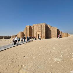 Eingang zum Areal der Stufenpyramide