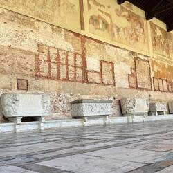 Diese Sakrophage waren früher um den Dom verteilt.