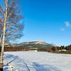 Zugefrorener Fluss am Stellplatz in Atna