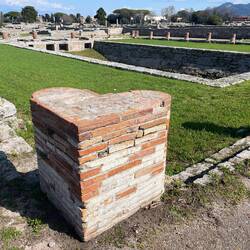 Im Hintergrund: ein Swimmingpool