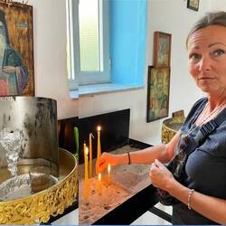 In Neo Epidaurus sonntags in der kleinen Dorf-Kirche💒