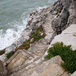Der Weg runter zur Gruta da Furninha