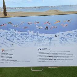 Historische Flugzeugmodelle an der Strandpromenade entlang.