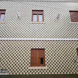 Spezielle Kacheln an der Hauswand. Man wird ganz schwindelig!