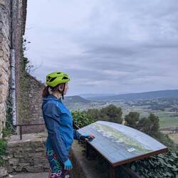 La vue du haut du Castellet nous permet de voir tous les km parcourus. Au fond le col de la Gineste!