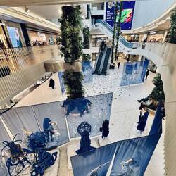 Eine modische Ausstellung in einer Shoppingmall.