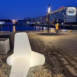 Am Hafen mit indirekter Beleuchtung.