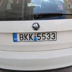 Zwei Handwerker gefragt. Sogar mit weißen Schraubenköpfen. Geld wurde dankend abgelehnt.