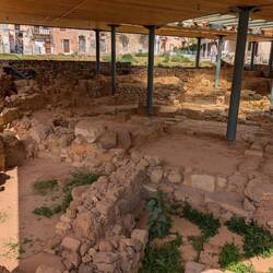 In Chania findet man ständig solche überdachte Flächen mit Ausgrabungen.