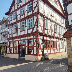 Die zähnefletschend3n Fabeltiere dienen zum Schutz der Häuser und ihrer Bewohner, gegen das Böse