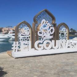 Am Yachthafen mit Yachten, die sich teilweise auch in St. Tropez nicht verstecken müssten