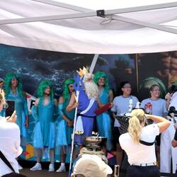 Chris trinkt ein Gesöff aus Neptuns Blut und weiteren Zutaten.