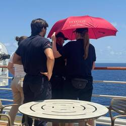 Der Drohnenpilot wird von der Sonne abgeschirmt