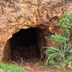 Funde unterwegs - Eingang zu einem Stollen o.ä.