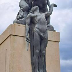 Monumento ai caduti, in piazza