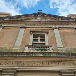 La facciata con gli orologi con sistema italico e francese