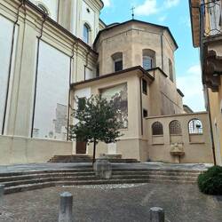 Die Chiesa dell'Inviolata am kleinen Platz Piazzetta Craffonara