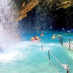 Die Grotte mit internem Wasserfall