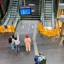 Berlin Hauptbahnhof: Rolltreppen gesperrt, Aufzug kaputt