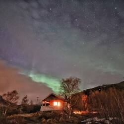 Da guckt die Aurora schon hinterm Häuschen hervor