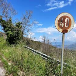 der Weg hinauf zur Rocca Cilento
