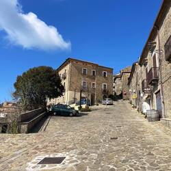 das Bergdorf unterhalb der Burg Rocca Cilento