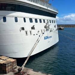 Wow 🤩 entlich stehen wir vor ihr . Was für ein Schiff 🛳️