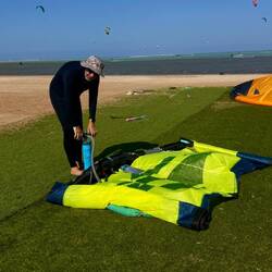 Vor dem Kitesurfen ist Arbeit angesagt