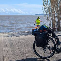 La mer, souillée des litres de pluie de la veille