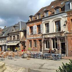 ...uriger Marktplatz mit schönen Cafés