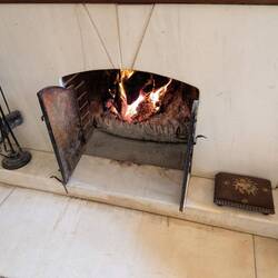 Das Kaminfeuer prasselt.