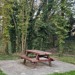 Es gibt einige Picknick Tische.