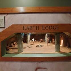 Inside der Earth Lodge.