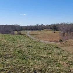 Blick vom Great Temple Mound auf andere Mounds.