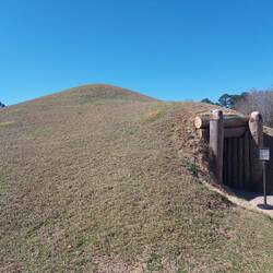 Eingang Earth Lodge.