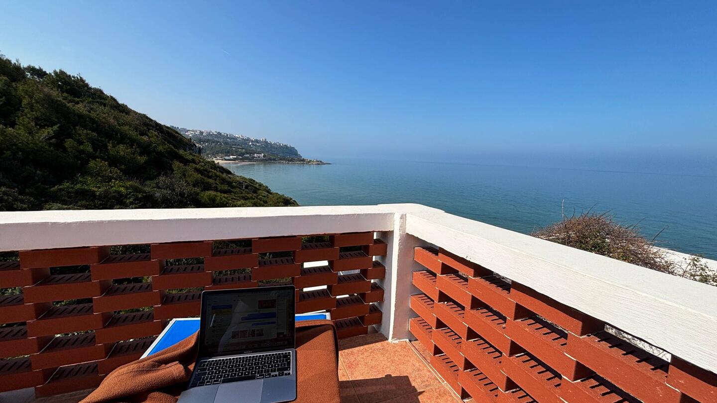 Blauer wolkenloser Himmel über Gargano