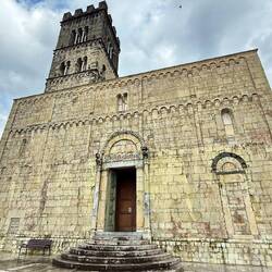 Imposanter Dom aus dem 11.-12. Jahrhundert.