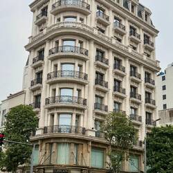 französische Architektur (eine Brücke stammt übrigens von Gustave Eiffel) - kein Foto