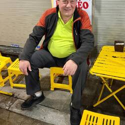 solange Roger die Füsse nicht unter den Tisch stellen muss, geht's mit sitzen 🤪