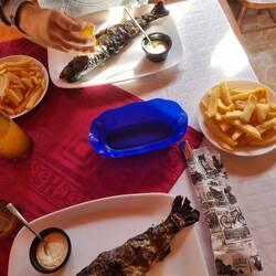 Anina wird immer besser im Essen ganzer Fische