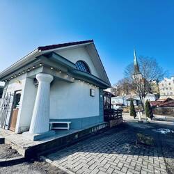 Unser Frühstückslokal und nebendran war direkt eine E-Ladesäule.