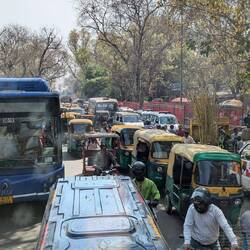 durch Delhi mit viel Hupen