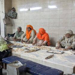 für ein gutes Karma kann jeder hier beim Kochen helfen