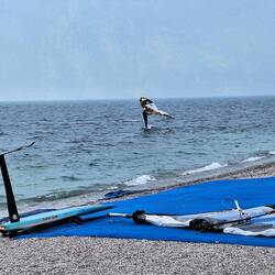 Dieser Surfer sucht noch die richtige Position