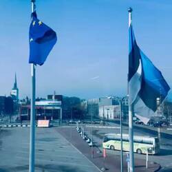 Flaggen im Wind auf noch estnischem Festland.