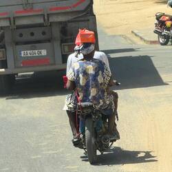 Auch auf Dem Sozius wird die Ware auf dem Kopf getragen