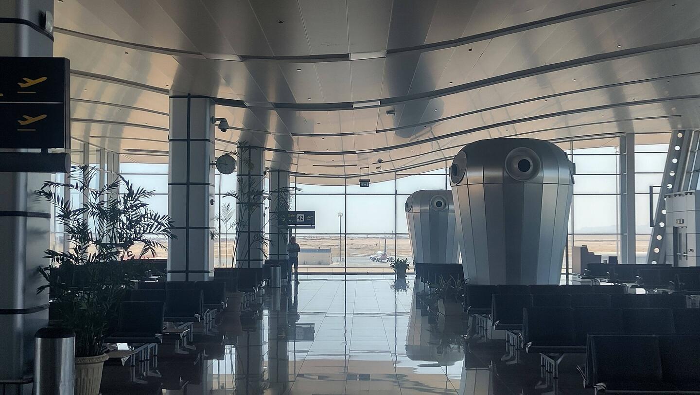 Der Flughafen Hurghada - eine Architektur die etwas ans GEM erinnert