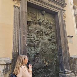 Die bebilderte Tür der Kathedrale mit Andrea