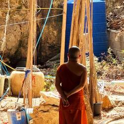 The art of contemplating (our monk guide at Phra Prathun Cave)