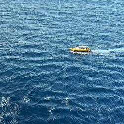 Der lotze kommt an Bord . Hafen in Sicht